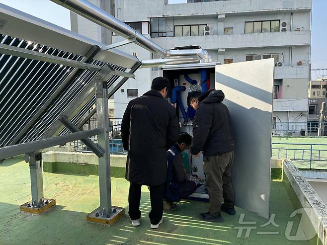 신재생에너치 설치 지원 중인 모습.(광주 남구 제공. 재판매 및 DB 금지)