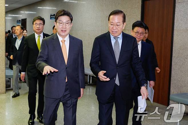권영세 국민의힘 비상대책위원장(오른쪽)과 권성동 원내대표가 24일 서울 여의도 국회에서 헌법재판소의 한덕수 국무총리 탄핵소추 기각 판결 관련 기자회견을 마친 후 대화하며 이동하고 있다. 2025.3.24/뉴스1 ⓒ News1 안은나 기자