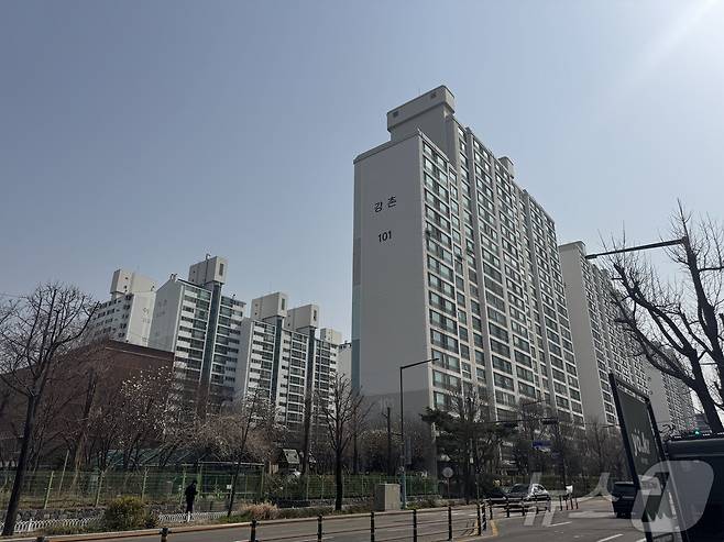 24일 방문한 용산구 이촌동 '강촌아파트' 전경. 2025.3.24/ 뉴스1 윤주현 기자