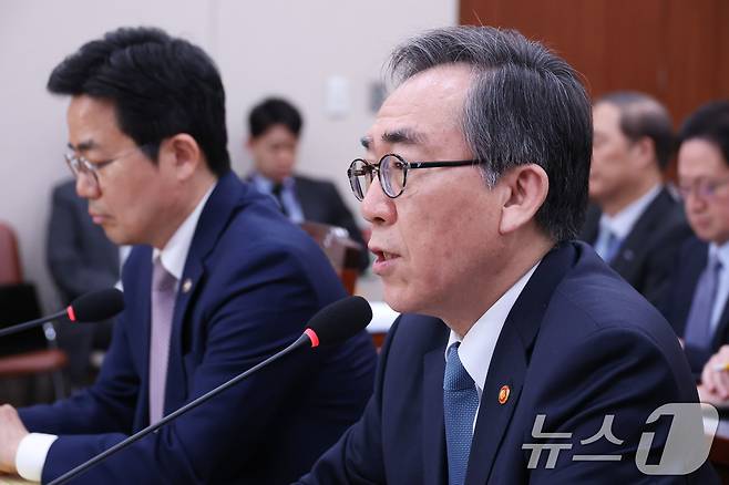조태열 외교부장관이 24일 오후 서울 여의도 국회에서 열린 외교통일위원회 전체회의 미국 에너지부 민감국가 지정 관련 긴급 현안보고에 출석해 의원 질의에 답하고 있다. 2025.3.24/뉴스1 ⓒ News1 이광호 기자