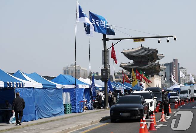 11일 오후 서울 종로구 경복궁 인근 인도에 윤석열 대통령의 탄핵을 촉구하는 야당 및 시민단체들의 천막이 설치돼 있다. '윤석열 탄핵 국회의원 연대' 소속 야당 의원들은 이날 내란 혐의를 받고 있는 윤석열 대통령의 탄핵을 촉구하는 단식농성에 돌입했다. 2025.3.11/뉴스1 ⓒ News1 오대일 기자