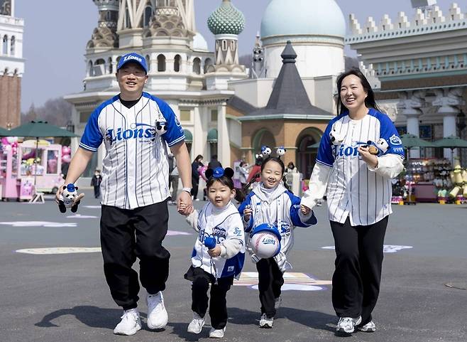 에버랜드에 방문한 한 가족이 라이온즈 팝업스토어에 가고 있는 모습. 사진 | 삼성물산