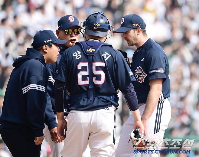 23일 인천 SSG랜더스필드에서 KBO리그 SSG와 두산의 경기가 열렸다. 3회 2실점을 허용한 두산 선발 잭 로그. 인천=송정헌 기자songs@sportschosun.com/2025.03.23/