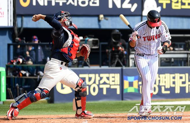 1회 2루 도루하는 오지환을 잡기 위해 던진 송구가 뒤로 빠지며 결국 실책.