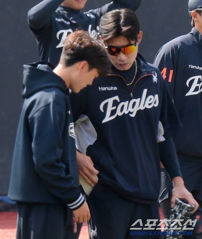 '은밀하게 비자금 건네듯' 심우준이 스태프에게 보관을 부탁하고 있다.