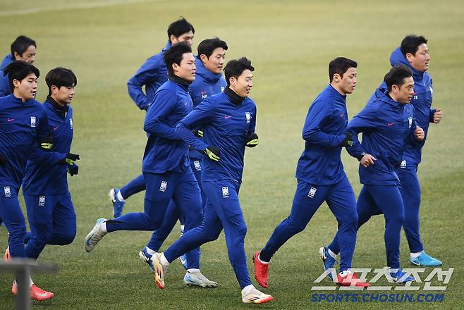 홍명보 감독이 이끄는 축구대표팀이 19일 고양종합운동장에서 훈련했다. 손흥민, 황희찬 등 선수들이 러닝을 하고 있다. 대표팀은 20일 오만, 25일 요르단과 2026 북중미 월드컵 아시아지역 3차 예선을 치른다. 고양=정재근 기자 cjg@sportschosun.com/2025.3.19/