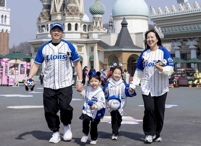 삼성 라이온즈X바오패밀리 팝업스토어에서 판매하는 한정판 굿즈를 착용한 고객들의 모습. 삼성물산 제공