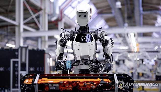 자동차 생산 라인에 투입된 아폴로(메르세데스-벤츠)