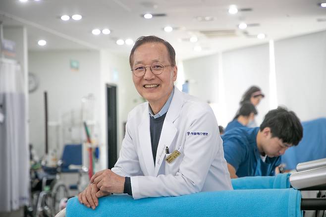 2025년 3월 19일 오후 경기도 용인 서울예스병원에서 만난김인권 원장은 "환자가 나의 가장 큰 스승"이라고 했다. 그는 칠십 중반인 지금도 환자를 위해 '서서' 진료한다. /장련성 기자