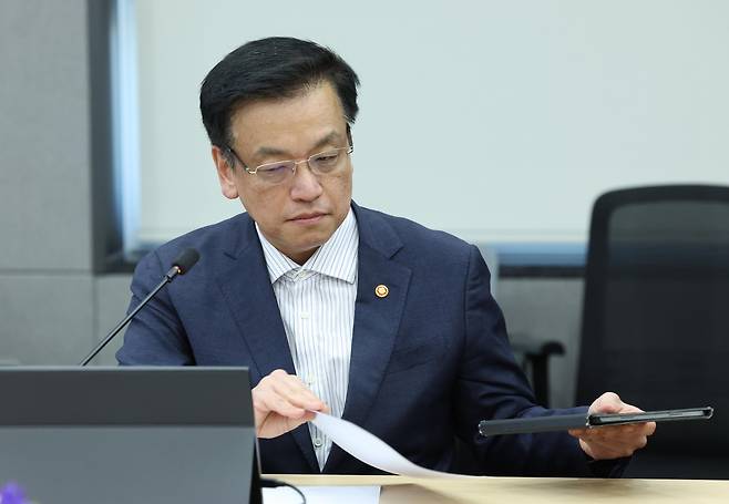 최상목 대통령 권한대행 부총리 겸 기획재정부 장관이 21일 전북 군산 성일하이텍 3공장에서 열린 이차전지 재자원화 기업 간담회에 참석해 있다./뉴시스