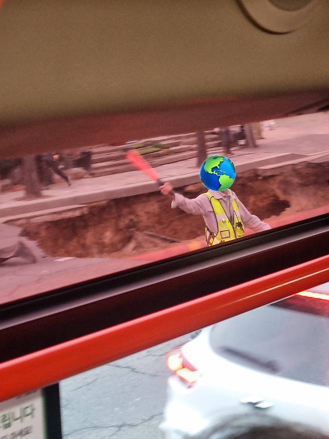 24일 서울 강동구 명일동의 한 도로에 싱크홀이 발생했다. /소셜미디어