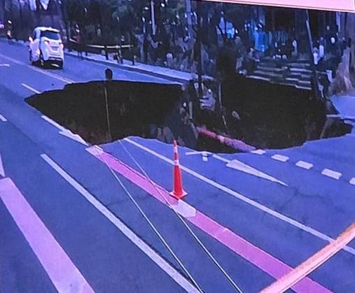 24일 서울 강동구 명일동의 한 도로에 싱크홀이 발생했다. 인근 CCTV에 포착된 모습/서울시 교통정보 시스템