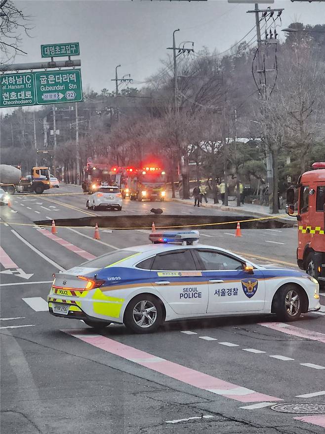 서울 강동구 명일동에서 24일 오후 싱크홀이 발생했다. /인터넷 캡처