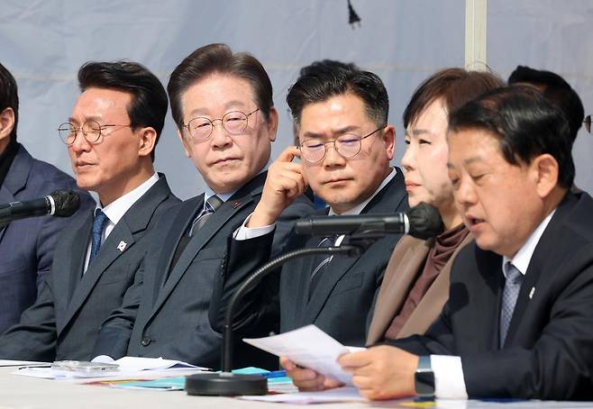 이재명 더불어민주당 대표가 24일 서울 종로구 광화문 천막당사에서 열린 최고위원회의에 참석해 김병주 위원의 발언을 경청하고 있다. 2025.3.24. 공동취재