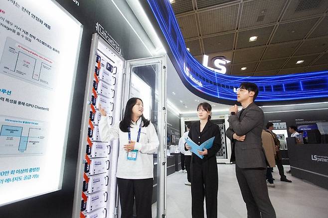 LS머트리얼즈 직원이 지난 5일 코엑스 '인터배터리 2025'에 마련된 전시관에서 관람객들에게 전시품에 대해 설명하고 있다. LS전선 제공