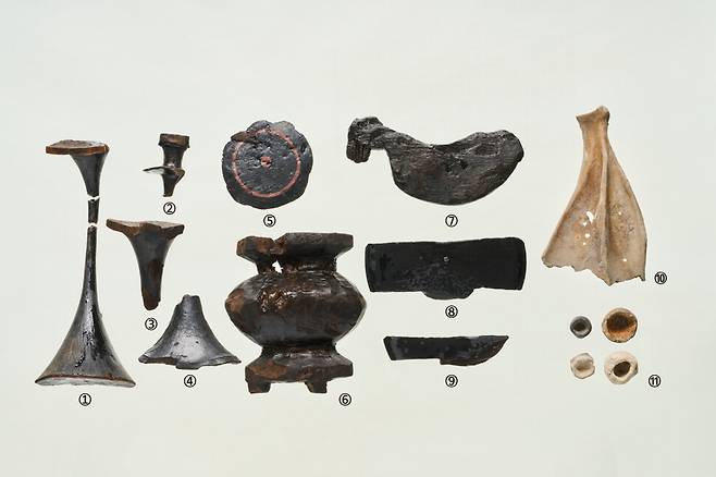 봉황동 유적에서 나온 옻칠 목기 출토품들. 왼쪽에 보이는 1~4번이 굽다리 접시의 파편들이다. 5번은 칠 뚜껑, 6번은 토기 항아리를 본뜬 나무 용기, 7번은 새 모양 목제품, 8번과 9번은 칠 뚜껑, 10번은 점뼈(복골), 11번은 작은 모형 토기류 추정품이다. 국립가야문화유산연구소 제공