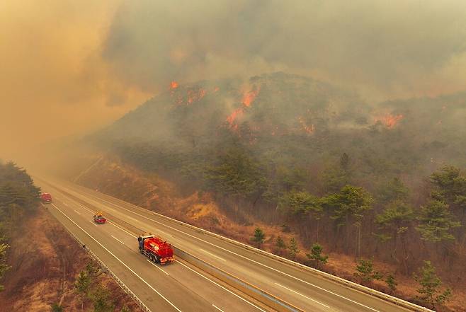 경북 의성군 대형 산불 발생 사흘째인 24일 의성군 점곡면을 지나는 서산영덕고속도로가 산불로 인해 통제되고 있다. 의성/연합뉴스