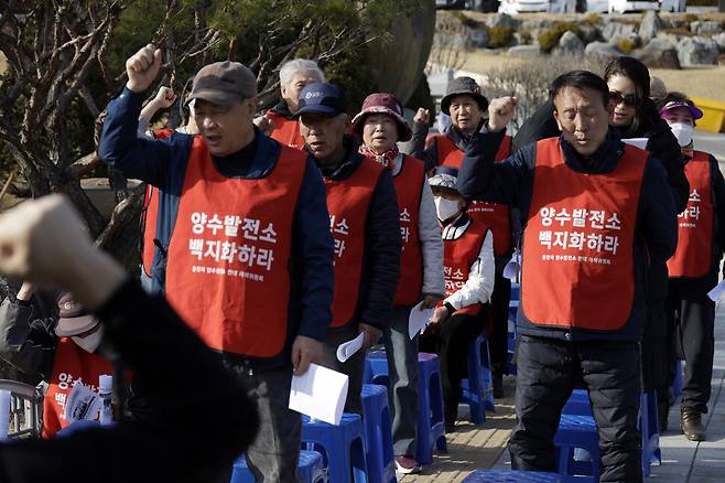 2025년 3월14일 강원 홍천군청 앞에서 풍천리 양수발전소 반대 대책위원회 회원들과 시민사회단체 회원들이 홍천 양수발전소 건설을 반대하는 집회를 하고 있다. 김명진 기자 littleprince@hani.co.kr