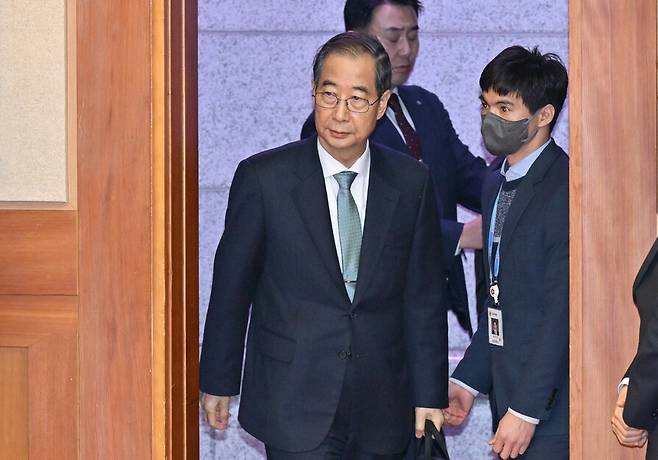 국무총리 한덕수(왼쪽 첫째)가 2025년 2월19일 서울 종로구 헌법재판소에 진행된 탄핵심판 첫 변론에 출석하고 있다. 공동취재사진단