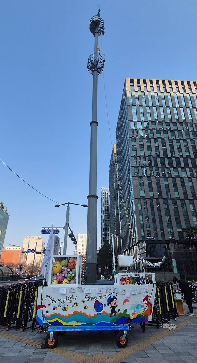 김형수 거제·통영·고성 조선하청지회장이 고공농성 중인 서울 중구 한화 본사 앞에 시민들과 조합원들이 함께 만든 ‘연대투쟁호’가 세워져 있다. 신다은 기자