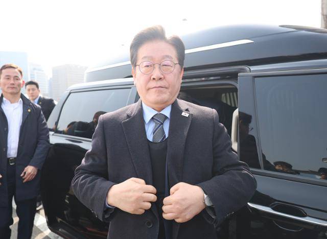이재명 더불어민주당 대표가 24일 오전 서울 종로구 경복궁 인근에서 열린 현장 최고위원회의에 방탄복을 입고 참석하고 있다. 뉴스1