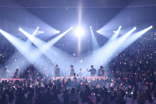 그룹 에이티즈 멤버들이 23일 서울 송파구 올림픽공원 KSPO돔에서 공연하고 있다. KQ엔터테인먼트 제공