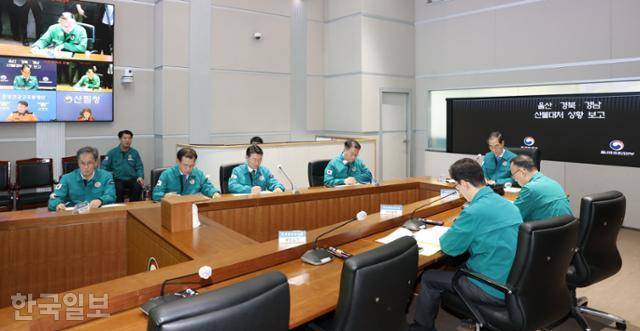 직무 복귀한 한덕수 대통령 권한대행 국무총리가 24일 정부서울청사에서 열린 중앙재난안전대책본부 회의에 참석해 보고를 받고 있다. 왕태석 선임기자