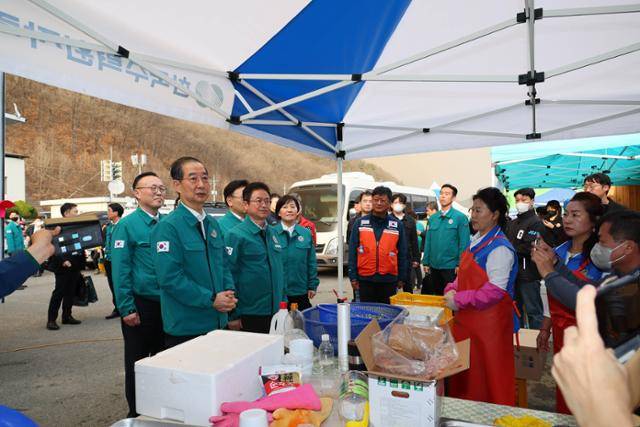 헌법재판소의 탄핵 기각으로 직무에 복귀한 한덕수 대통령 권한대행 겸 국무총리가 24일 경북 의성군 안평면사무소에 설치된 산림청 산불현장지휘본부를 찾아 산불 대응 현황에 대한 보고를 받은 뒤 현장 자원봉사자들을 격려하고 있다. 국무총리실 제공