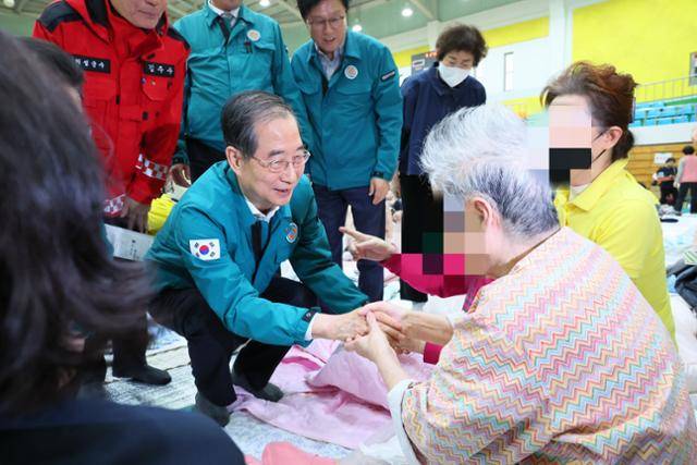 헌법재판소의 탄핵 기각으로 직무에 복귀한 한덕수 대통령 권한대행 겸 국무총리가 24일 경북 의성군 의성 주민대피소를 찾아 이재민들을 위로하고 있다. 국무총리실 제공