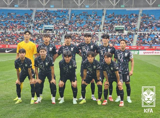 중국과의 경기에 선발 출전한 남자 U-22 대표팀 11명의 모습. 사진=KFA