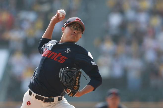 <yonhap photo-5463="">(서울=연합뉴스) 신현우 기자 = 23일 서울 잠실야구장에서 열린 프로야구 2025 신한 SOL 뱅크 KBO리그 롯데 자이언츠와 LG 트윈스의 경기. 1회말 롯데 선발 투수 박세웅이 역투하고 있다.&nbsp;</yonhap>