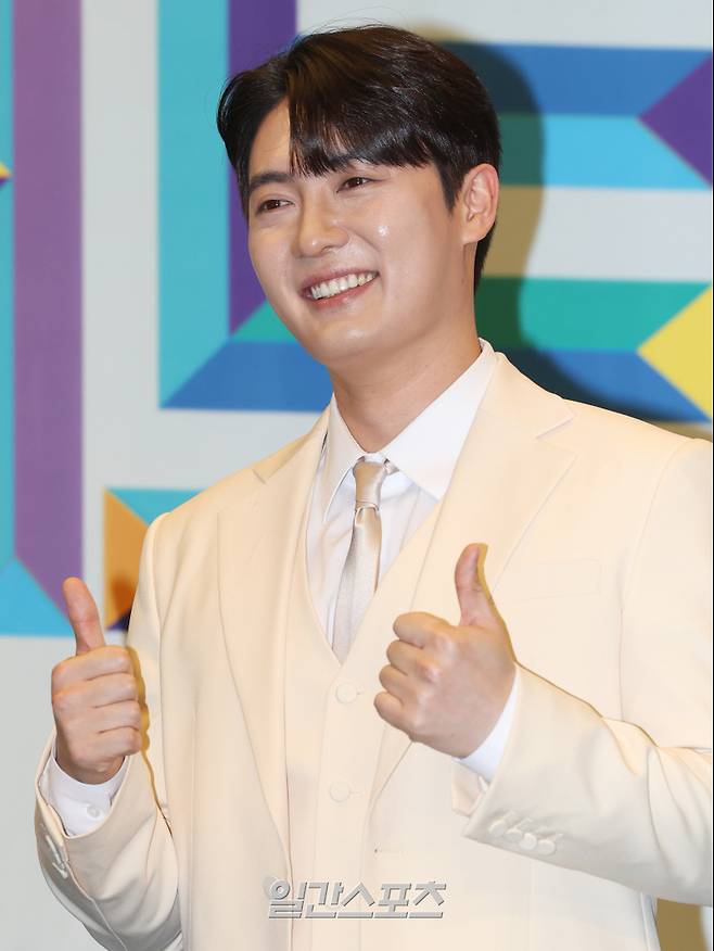 가수 손빈아가 24일 오전 서울 마포구 스탠포드호텔에서 열린 TV조선 '미스터트롯3' TOP7 기자간담회에 참석해 포즈를 취하고 있다. 서병수 기자 qudtn@edaily.co.kr /2025.03.24/