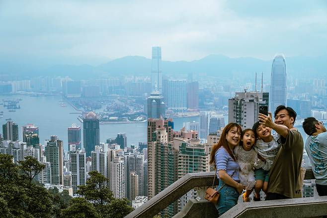 연간 700만 명이 찾는 홍콩 제일의 명소 빅토리아 피크. 장국영 주연의 영화 '성월동화' 촬영지로도 유명하다. 홍콩 도심을 배경 삼아 기념사진을 담을 수 있다. 백종현 기자