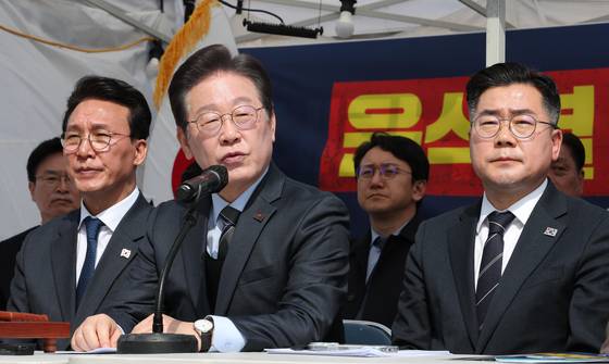 더불어민주당 이재명 대표가 24일 서울 종로구 경복궁 인근에서 열린 현장최고위원회의에서 모두발언을 하고 있다. 임현동 기자