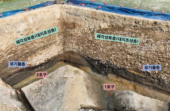 김해 봉황동 유적 _가_구역 10피트 남벽-동벽 토층 사진 국립가야문화유산연구소