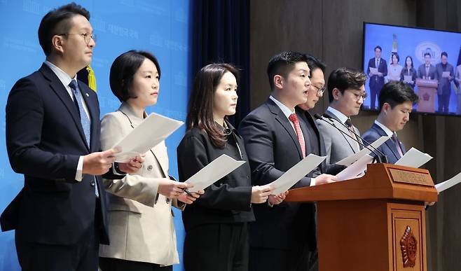 국민연금 개혁안에 반대하는 30·40세대 여야 의원들이 지난 23일 국회 소통관에서 '더 나은 연금개혁을 요구하는 국회의원'이라는 이름 아래 모여 긴급 기자회견을 열고 있다.  /사진=연합뉴스