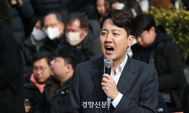 이준석 개혁신당 의원이 지난 2월2일 서울 마포구 홍대 레드로드 버스킹거리에서 정치 현안 관련 기자회견을 하고 있다. 권도현 기자