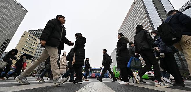 Commuters make their way to work in Jongno-gu, Seoul, on Jan. 31. (Im Se-jun/The Korea Herald)