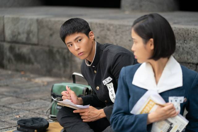Park Bo-gum as Gwan-sik (left) and Lee Ji-eun as Ae-sun in "When Life Gives You Tangerines" (Netflix)