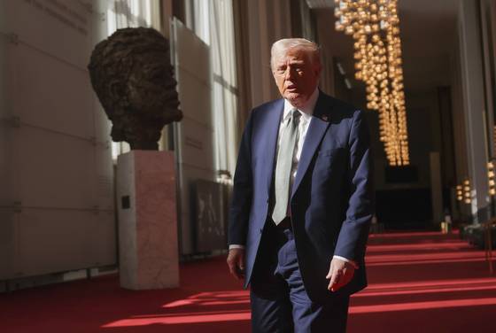 President Donald Trump tours the John F. Kennedy Center for the Performing Arts in Washington on March 17. [AP/YONHAP]