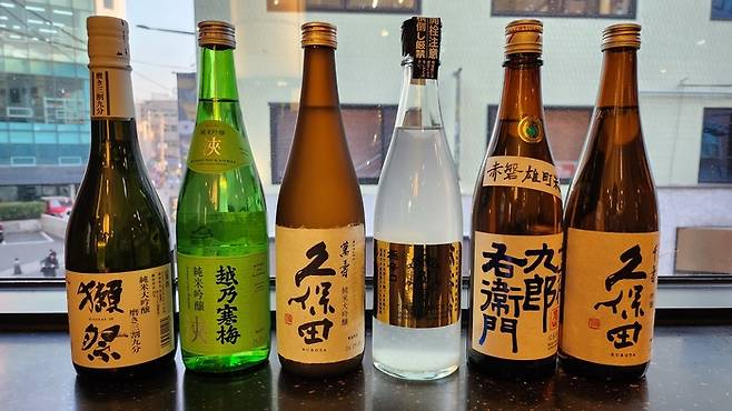 니혼슈코리아와 로스옥의 사케 페어링 리스트. 왼쪽부터 닷사이39, 코시노칸바이 아마네, 쿠보타 만주, 블랙잭 극가라구치, 쿠로에몬 야마하이준마이 아카이와오마치 나마, 쿠보타 센주. 안병준 기자