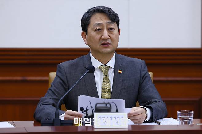 안덕근 산업통상자원부 장관이 19일 정부서울청사에서 ‘국정현안관계장관회의 겸 경제관계장관회의 겸 산업경쟁력강화관계장관회의’에서 발언하고 있다.   25.03.19 대통령실사진자단 이승환기자