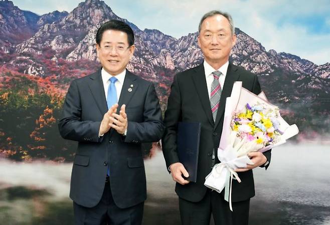 24일 민영돈 전 조선대병원장이 제17대 순천의료원장에 임명된 후 김영록 전남도지사와 기념사진을 찍고 있다./전남도