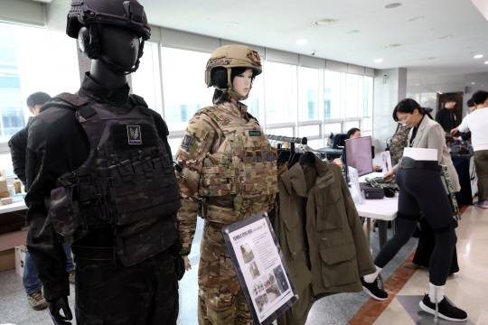 24일 오후 서울 여의도 국회 의원회관 로비에서 열린 AI 강군과 워리어 플랫폼 혁신 전시회에서 최첨단 개인 전투체계 ‘워리어 플랫폼’ 장비들이 전시돼 있다. 뉴시스 제공