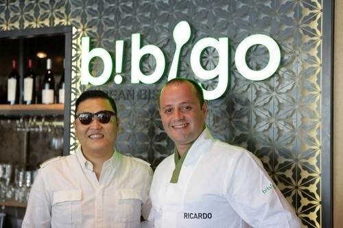 전 세계에 ‘강남스타일’ 신드롬을 일으켰던 가수 싸이와 전속 셰프 요리사 히카르도 카푸치. CJ제일제당은 2013년 싸이와 손잡고 미국 LA에서 한식 전파를 위한 ‘싸이고비비고’ 캠페인을 전개했다. [CJ제일제당 제공]