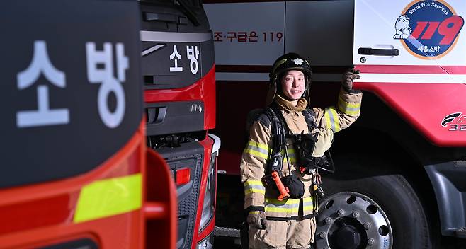 천현영 소방교가 17일 오전 서울 성북구 성북소방서에서 헤럴드경제와 인터뷰에 앞서 화재진압복을 입고 포즈를 취하고 있다. 임세준 기자