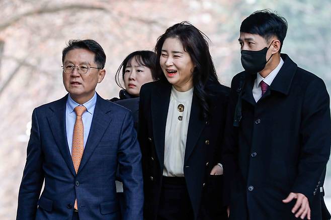 윤석열 대통령 측 변호인단이 24일 서울 서초구 서울중앙지방법원에서 열린 윤석열 대통령 내란수괴 혐의 2차 공판준비기일에 출석하고 있다.  김계리 변호사가 미소를 지으며 이동하고 있다. [연합]