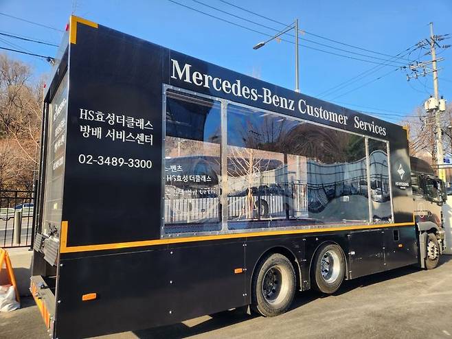 [서울=뉴시스] 유희석 기자 = 지난 21일 서울 서초구 방배동에 있는 HS효성더클래스 서비스센터에 대기 중인 '사고수리용 차량 딜리버리 트럭' 모습. HS효성더클래스는 현재 수도권 지역 고객을 대상으로 사고 수리를 마친 차량을 밀폐형 트럭으로 원하는 장소까지 배송하는 서비스를 제공하고 있다. 앞으로 서비스 대상 지역도 확대할 계획이다. 2025.03.21 photo@newsis.com *재판매 및 DB 금지