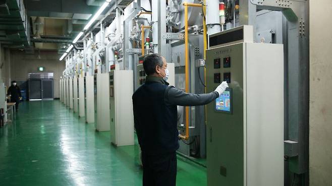 [부산=뉴시스] 부산시설공단 부산영락공원 직원이 화장로 시스템을 제어하고 있다. (사진=부산시설공단 제공) 2025.03.24. photo@newsis.com *재판매 및 DB 금지