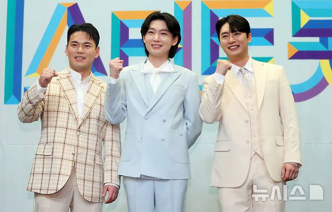 [서울=뉴시스] 김혜진 기자 = 가수 천록담(왼쪽부터), 김용빈, 손빈아가 24일 오전 서울 마포구 스탠포드호텔에서 열린 TV조선 '미스터트롯3' TOP7 기자간담회에서 포즈를 취하고 있다. 2025.03.24. jini@newsis.com